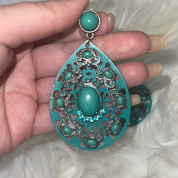 Large Pierced teardrop dangle earrings - Picture 2 of 4